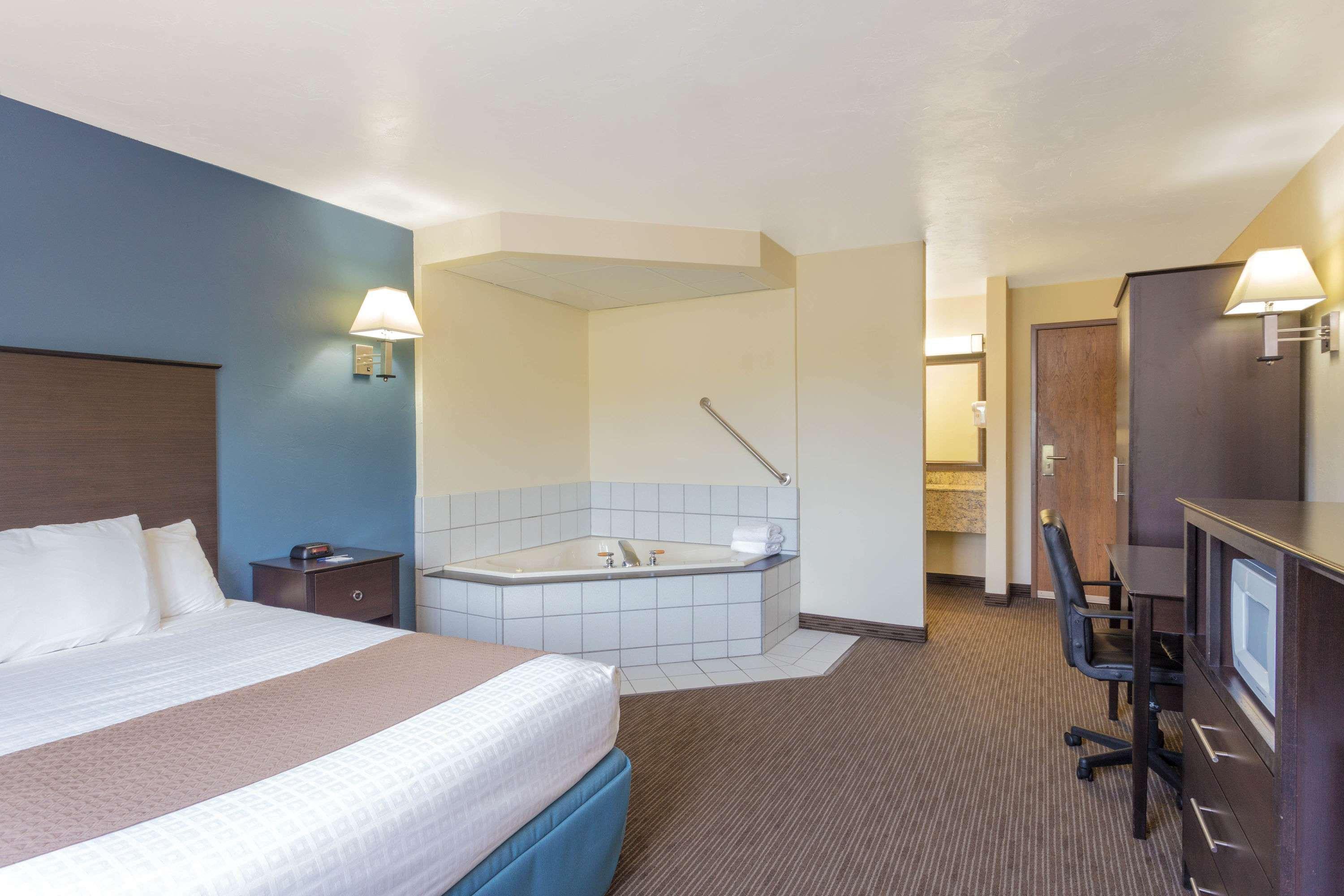 Hotel Americinn By Wyndham Bay West