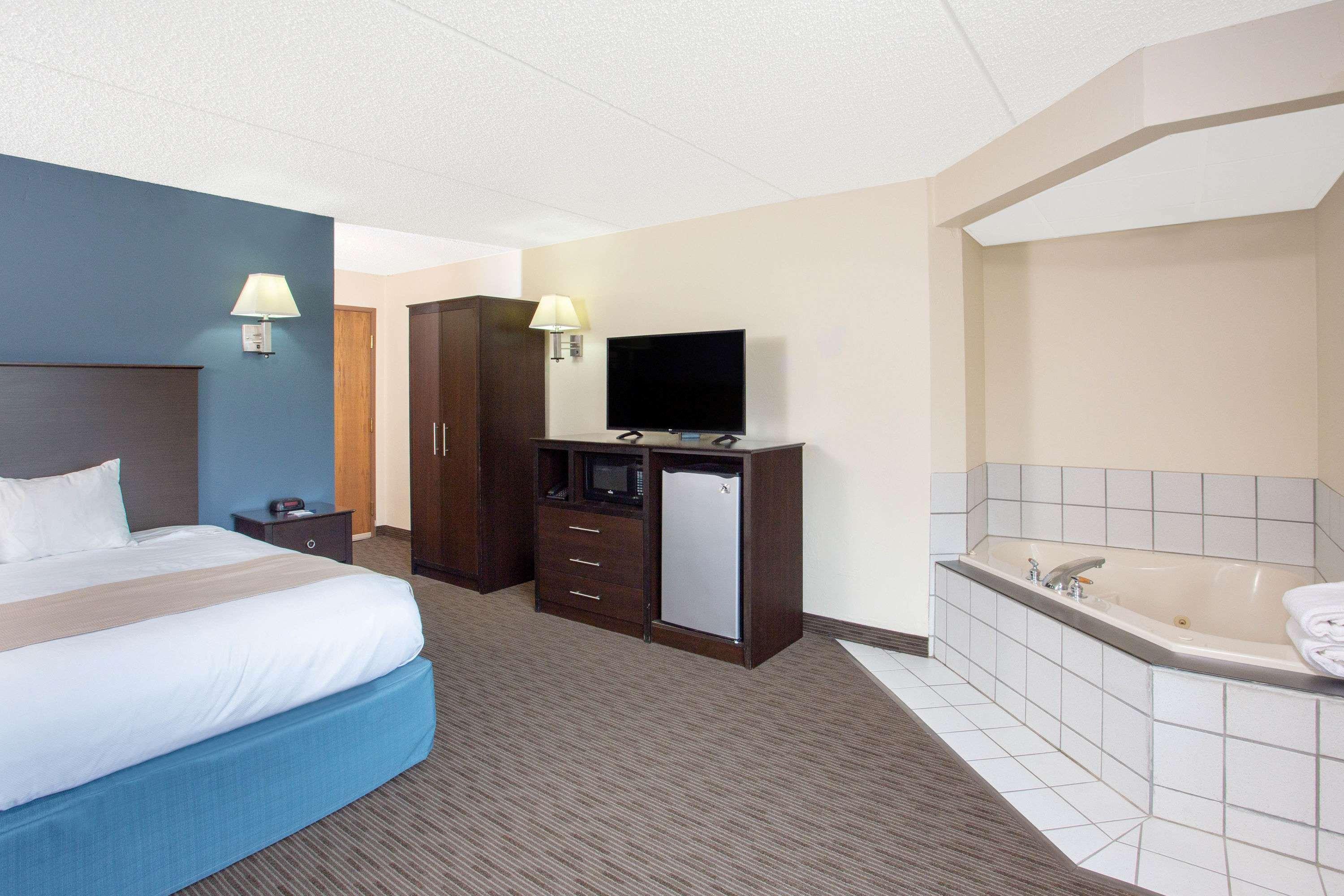 Hotel Americinn By Wyndham Bay West
